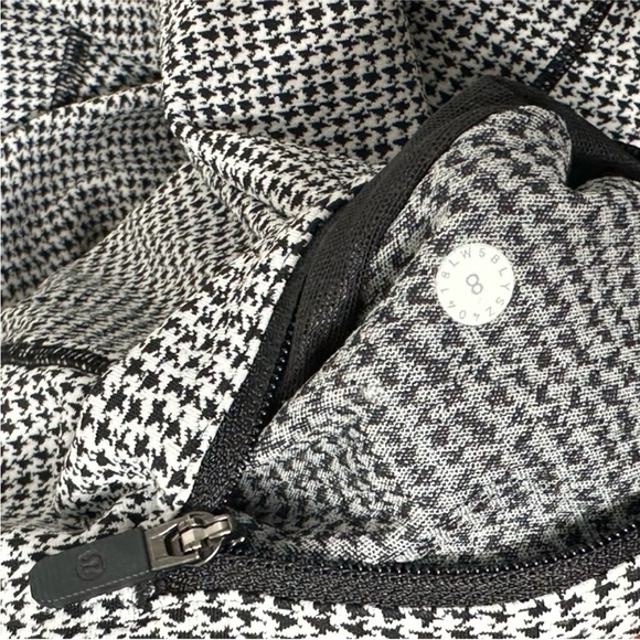 Lululemon Speed Up Tight *Full-On Luxtreme 28"
Teeny Tooth White Black sz 8 - Picture 8 of 9